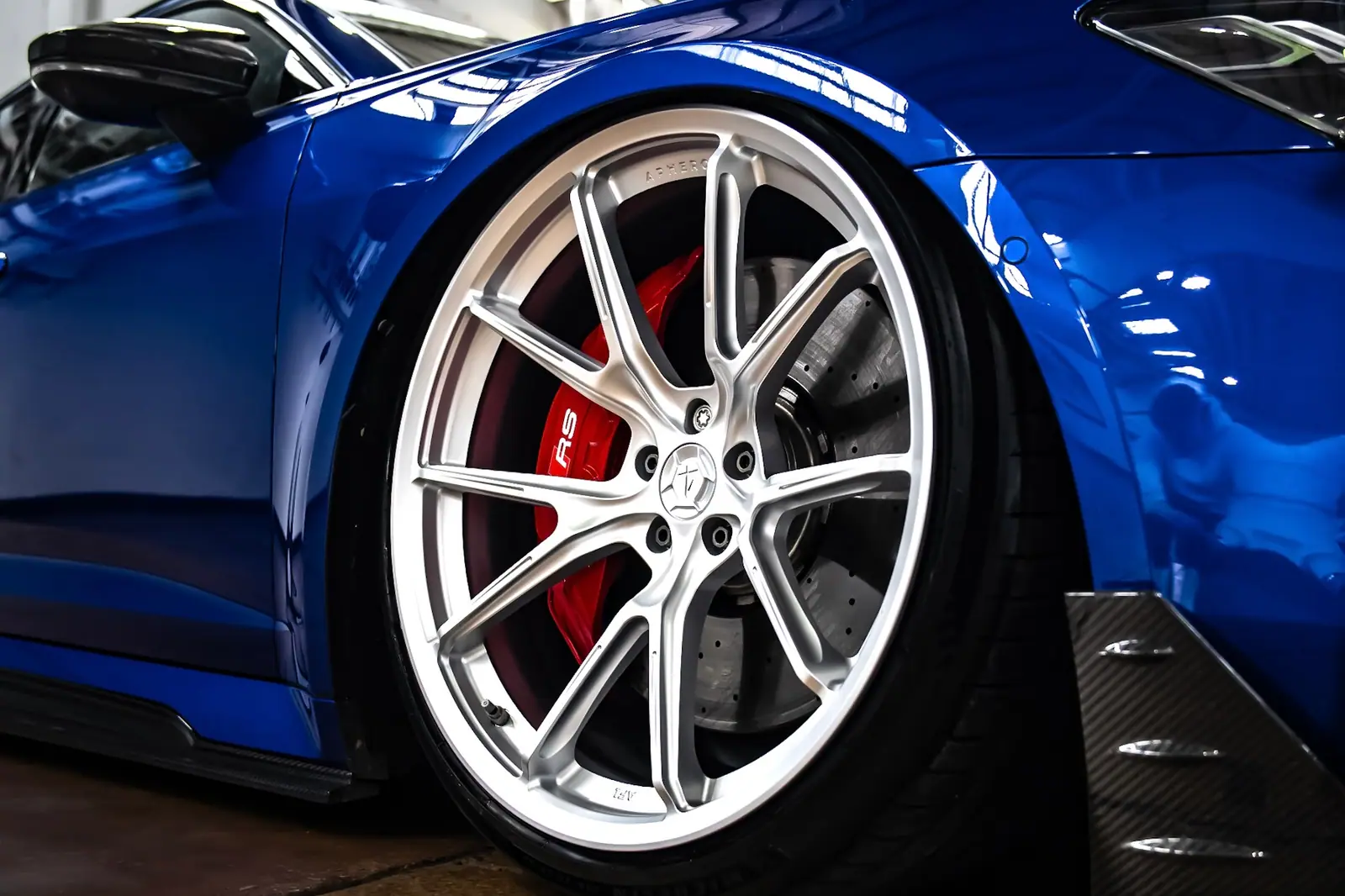 Audi RS6 C8 fitted with Aphero AF-1 wheels