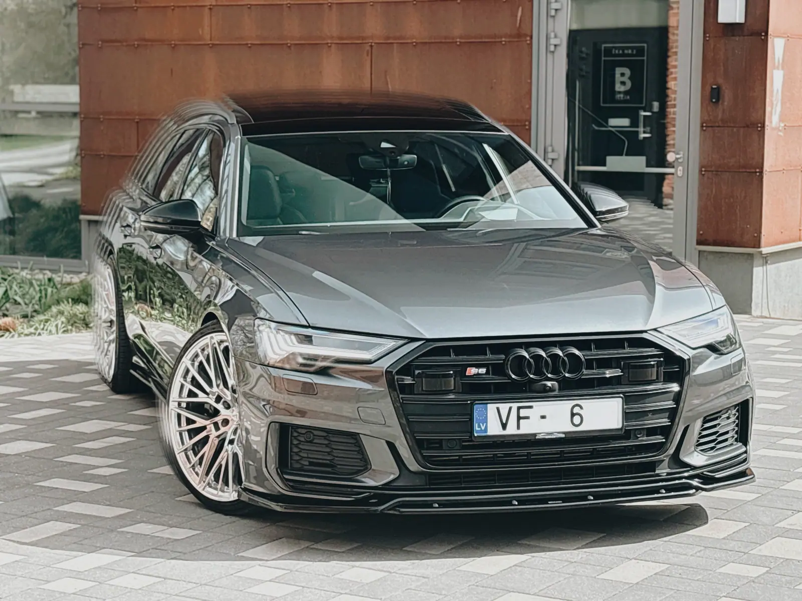 Dark grey Audi S6 C8 Avant on polished silver Aphero AF-2 wheels