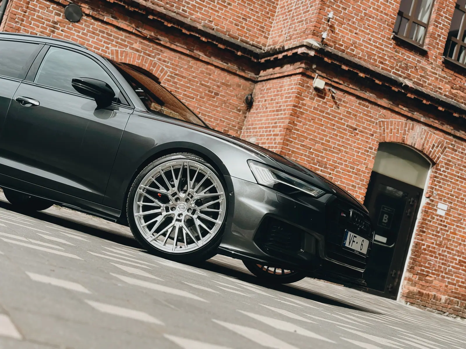 Audi S6 C8 Avant fitted with Aphero AF-2 wheels