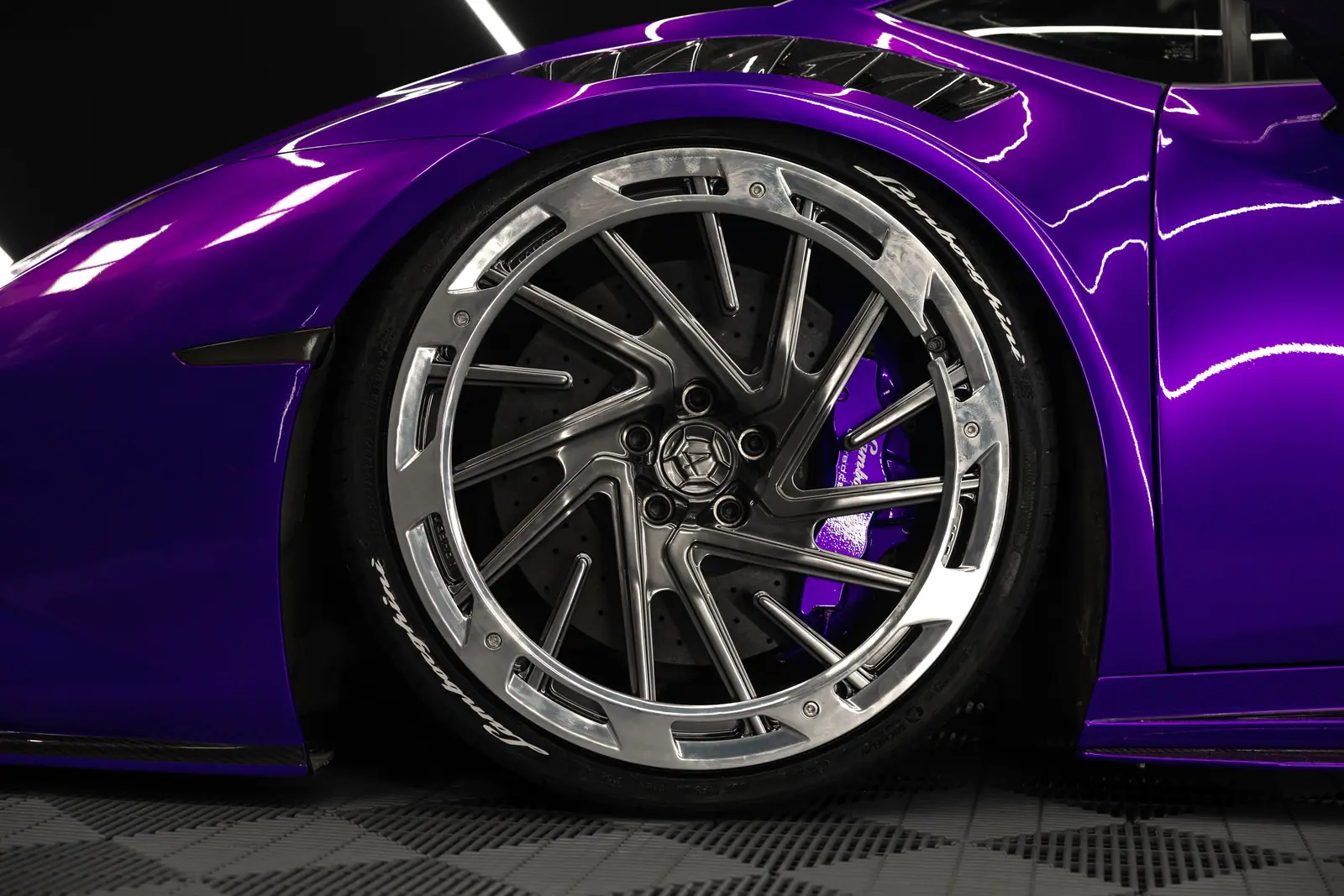 Purple Lamborghini Huracán LP610-4 fitted with Aphero AF-3 wheels