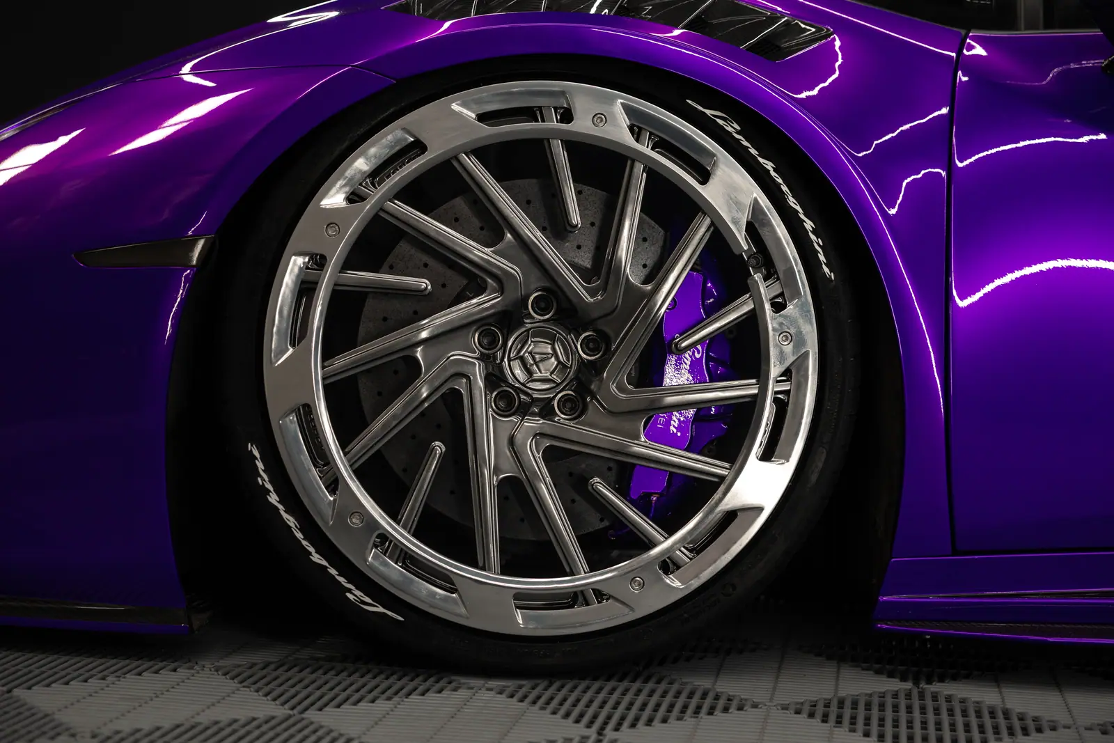 Purple Lamborghini Huracán LP610-4 fitted with Aphero AF-3 wheels