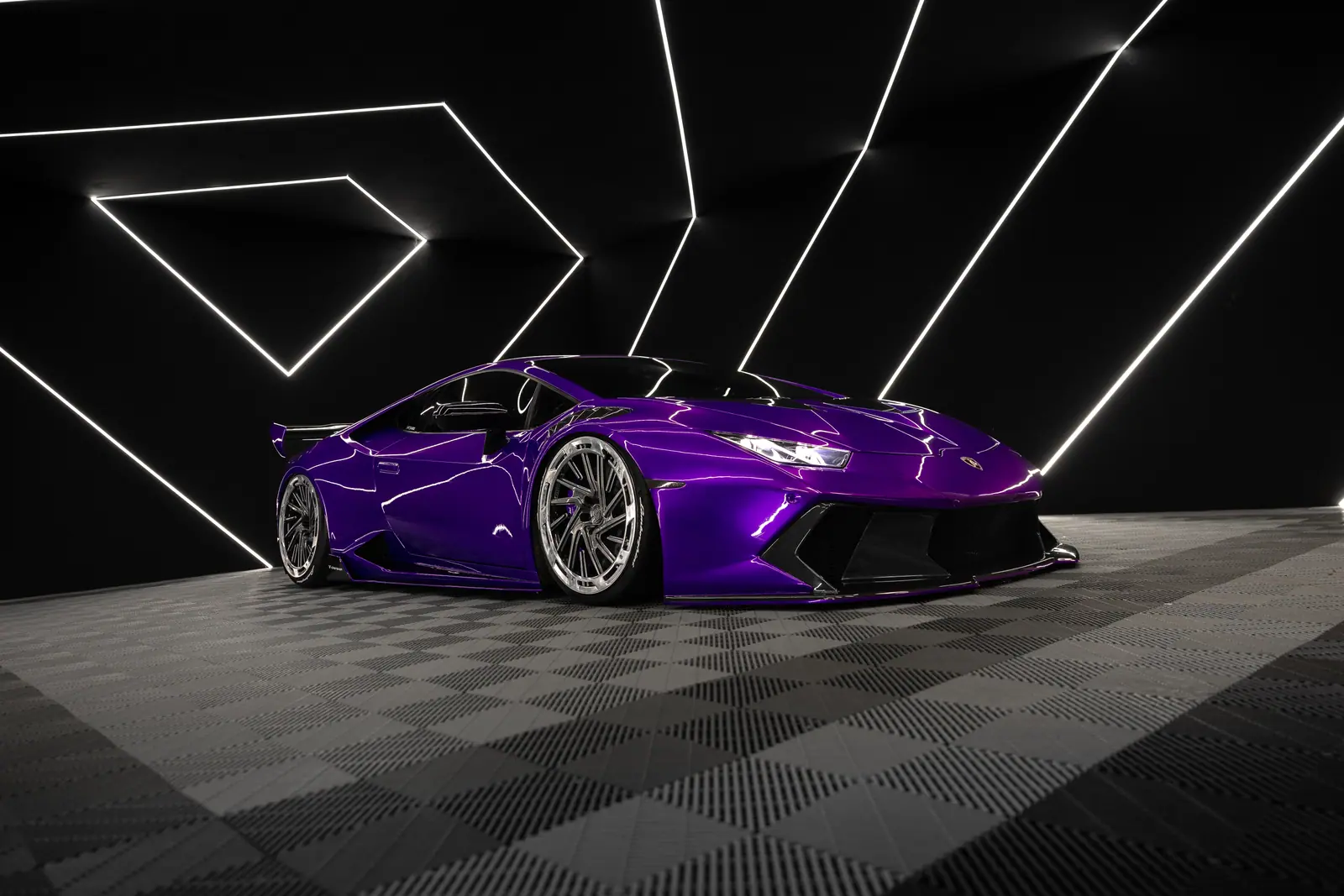 Purple Lamborghini Huracán LP610-4 fitted with Aphero AF-3 wheels