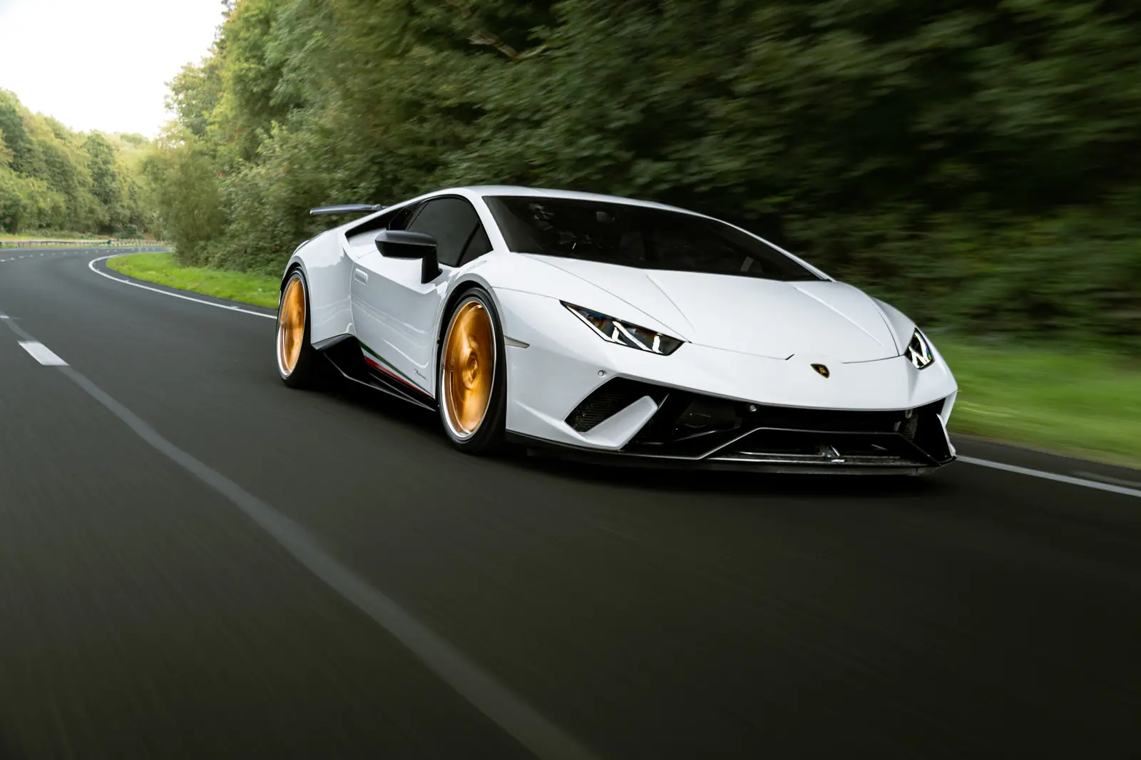 White Lamborghini Huracán fitted with Aphero AF-7 wheels