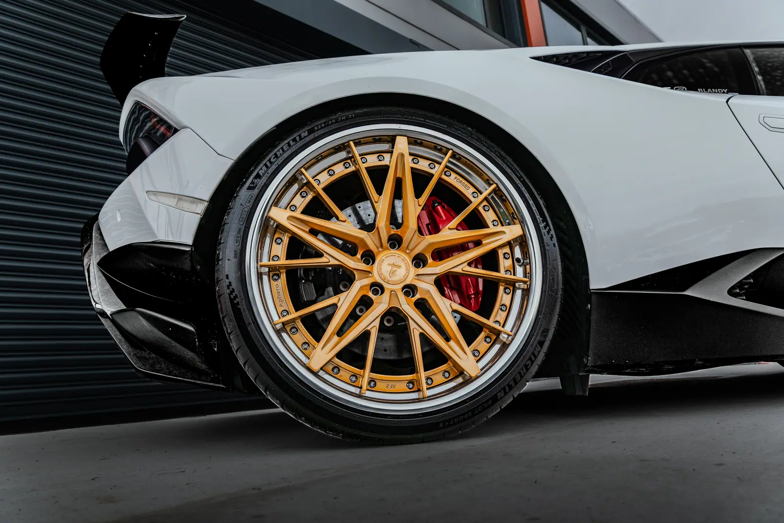 White Lamborghini Huracán Performante on brushed gold Aphero AF-7 wheels