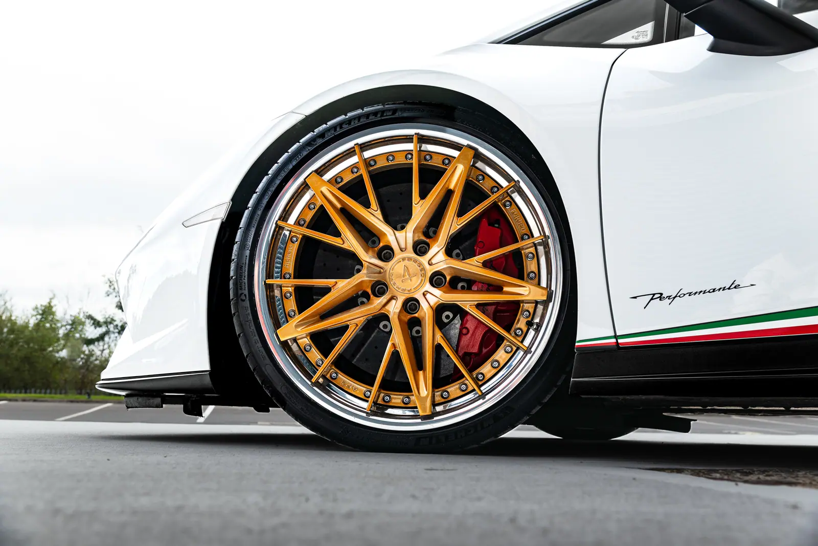 White Lamborghini Huracán fitted with Aphero AF-7 wheels