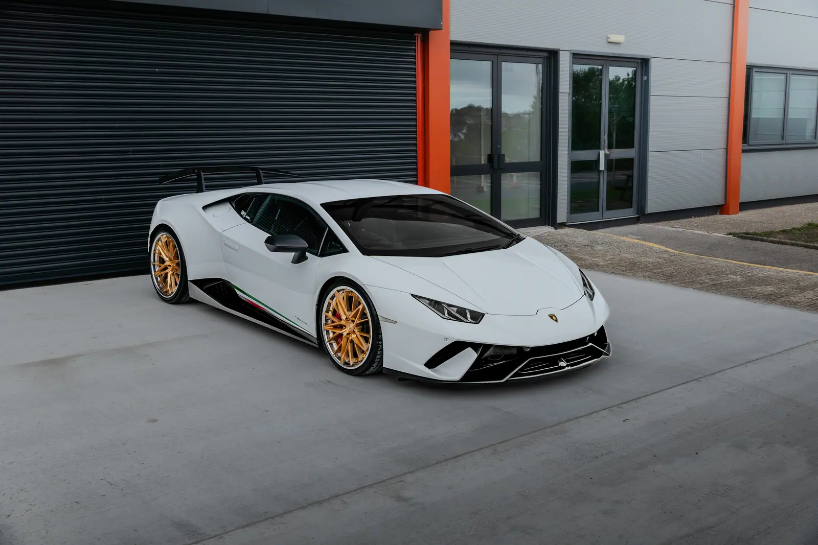 White Lamborghini Huracán Performante on brushed gold Aphero AF-7 wheels