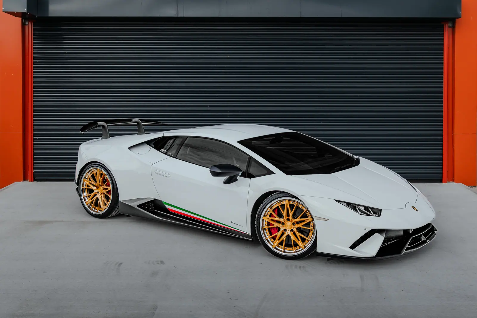 White Lamborghini Huracán fitted with Aphero AF-7 wheels