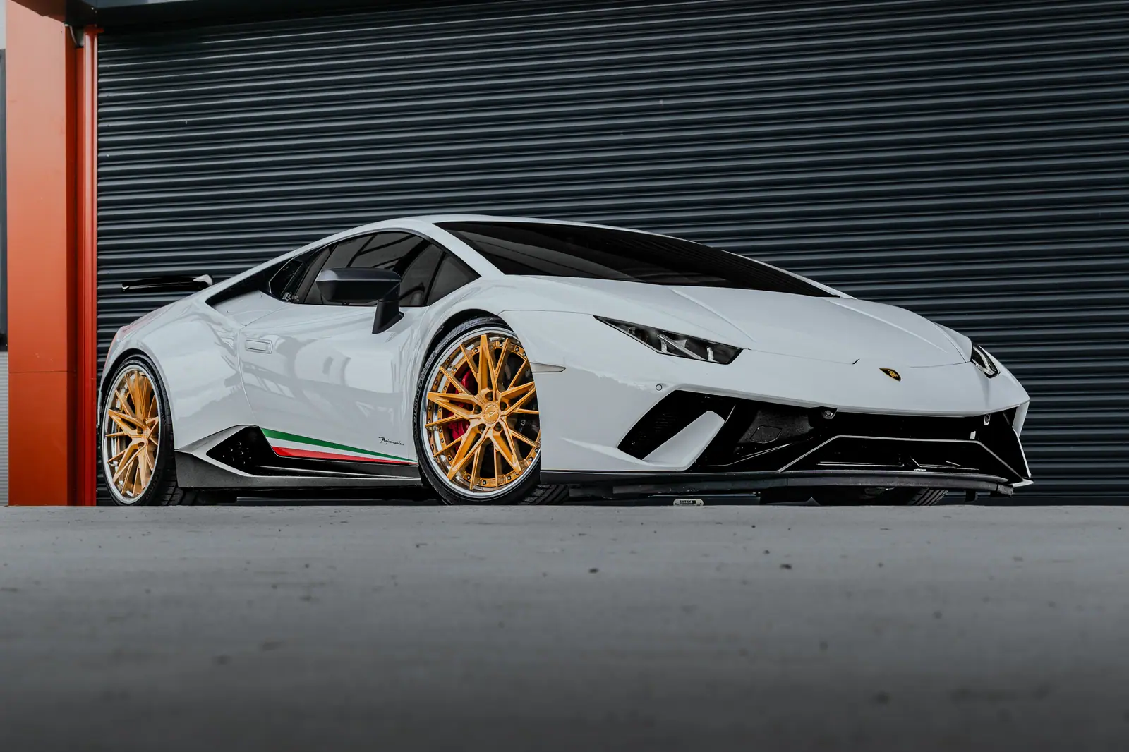 White Lamborghini Huracán fitted with Aphero AF-7 wheels