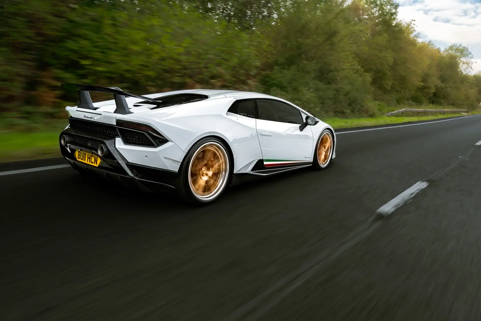 White Lamborghini Huracán fitted with Aphero AF-7 wheels