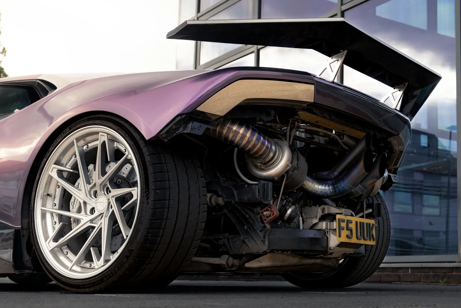 Purple Lamborghini Huracán fitted with Aphero LH-3 wheels