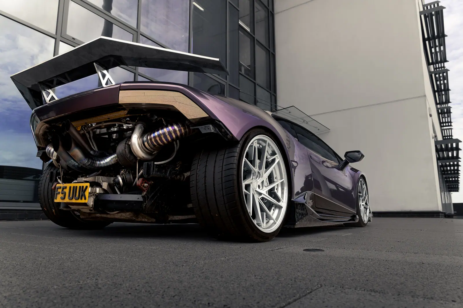Purple Lamborghini Huracán fitted with Aphero LH-3 wheels