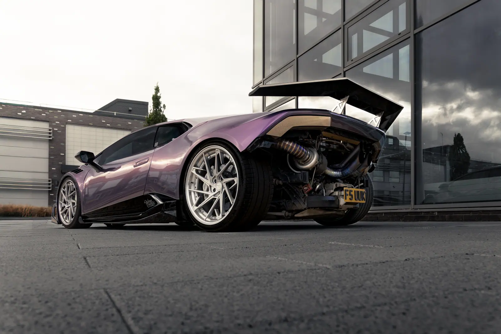 Purple Lamborghini Huracán fitted with Aphero LH-3 wheels