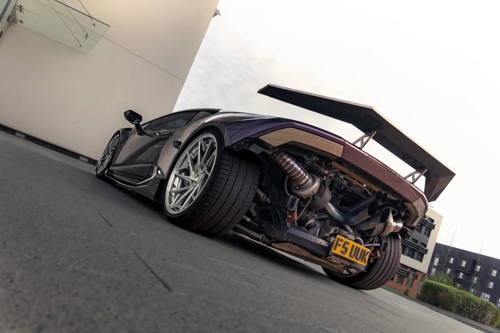 Purple Lamborghini Huracán on polished silver Aphero LH-3 forged wheels