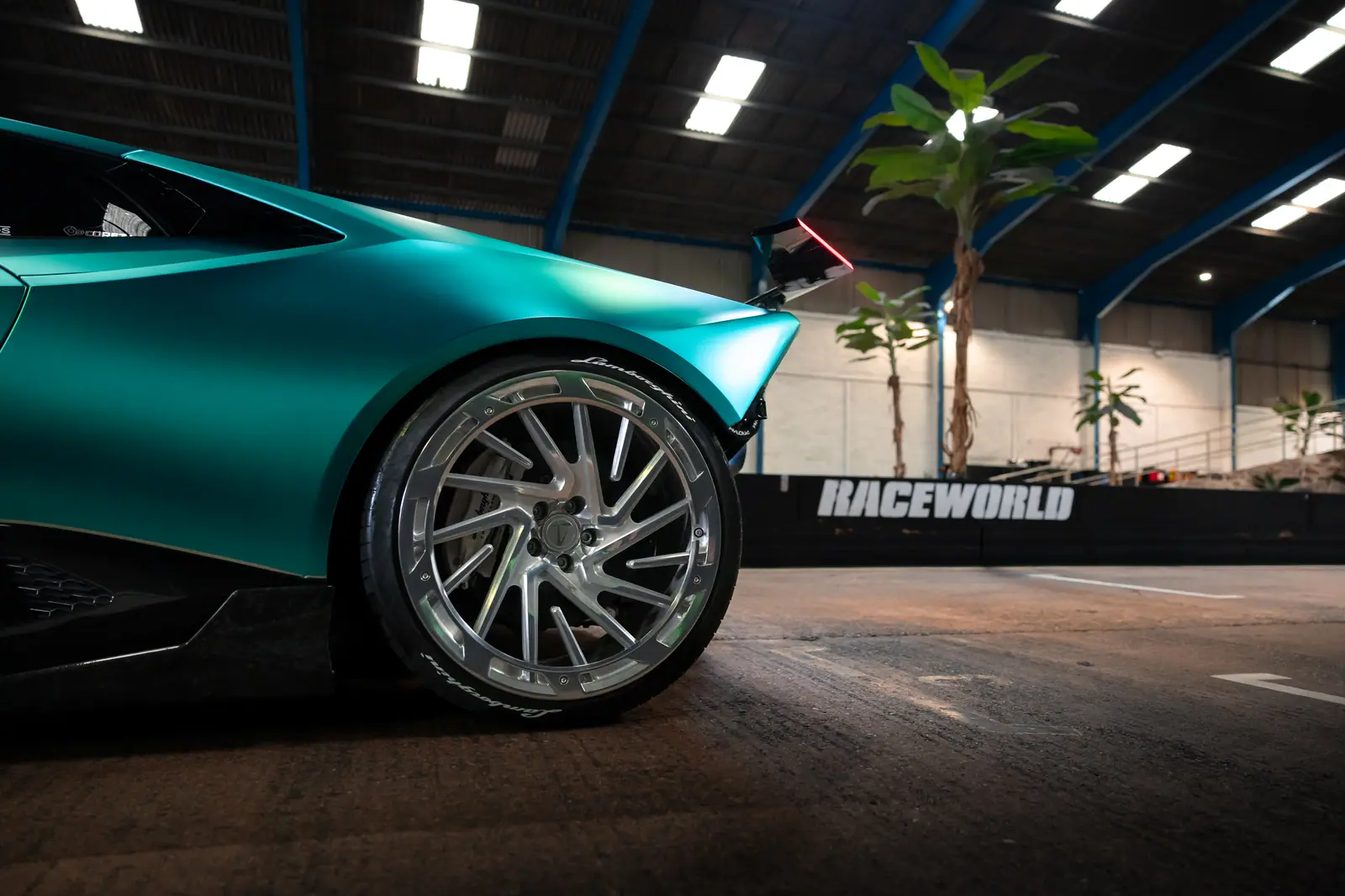 Teal Lamborghini Huracán fitted with Aphero LH-3 wheels