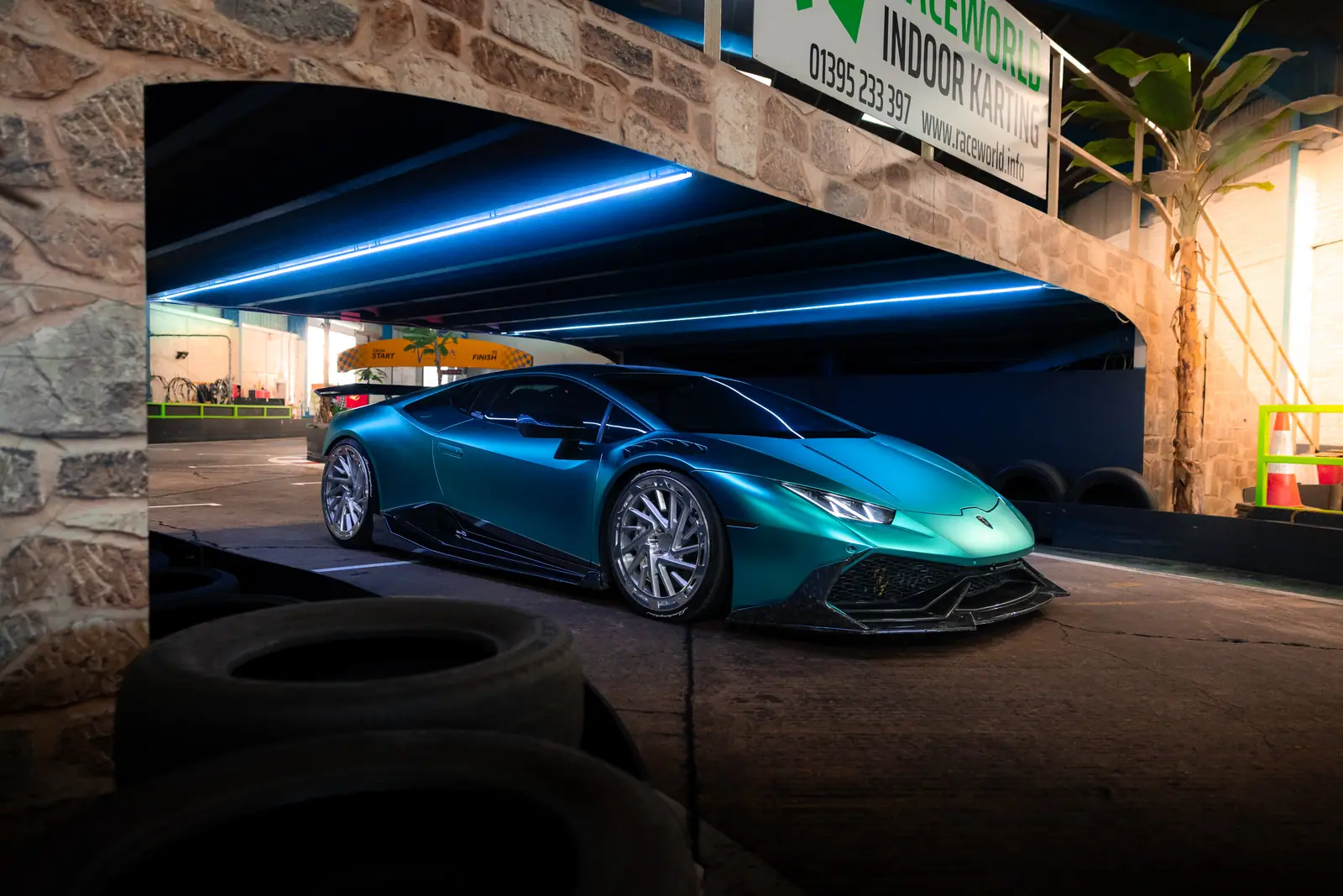 Teal Lamborghini Huracán fitted with Aphero LH-3 wheels